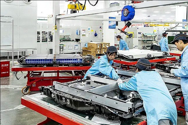 Logos de Stellantis y CATL, socios en la nueva gigafactoría de Figueruelas